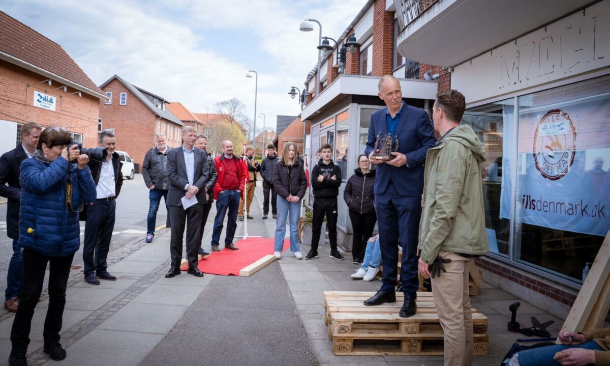 Borgmester i Kalundborg Kommune, Martin Damm (V), åbnede i går "Skillsbutikken" i Høng, hvor der kommer til at være uddannelsesaktiviteter for unge det næste år frem mod DM i Skills. Foto: SkillsDenmark.