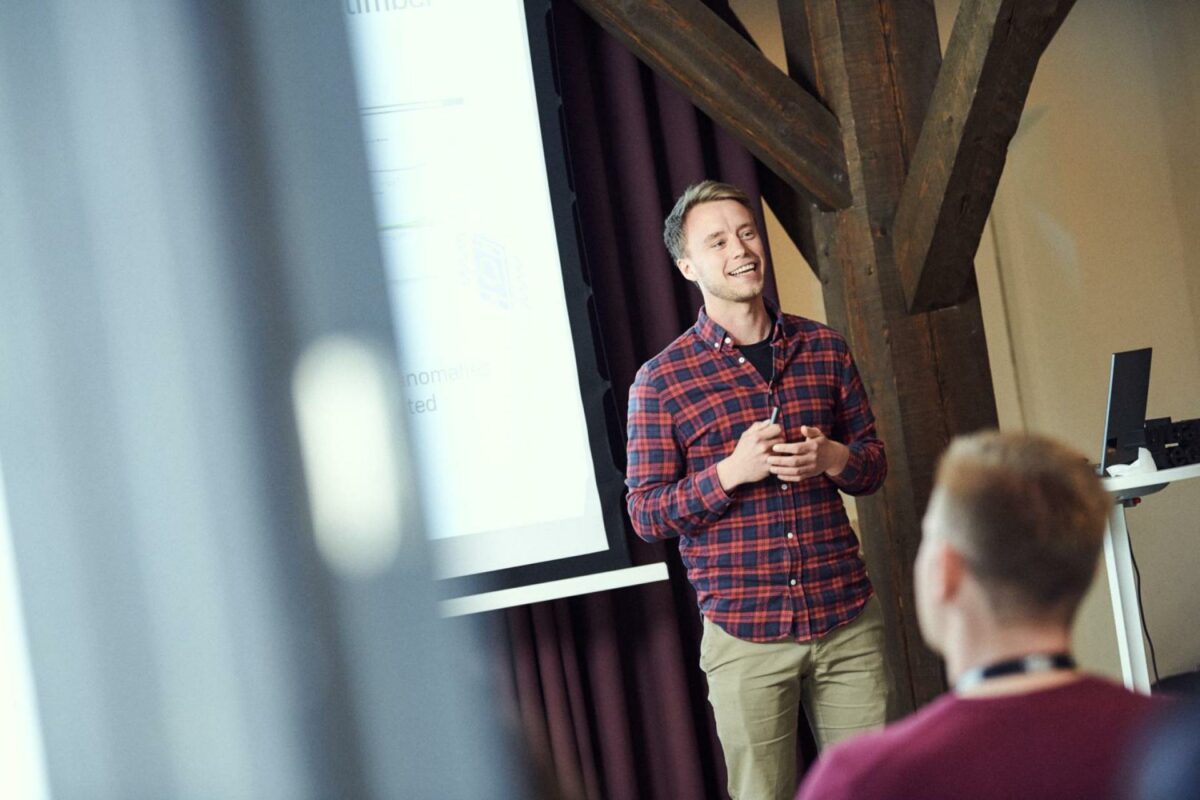 I bedste Løvens Hule-stil var der ganske få minutter til at præsentere sine idéer for Jeppe Rasmussen og de øvrige deltagere til Final Pitch. Foto: Sebastian Falck Stigsby.