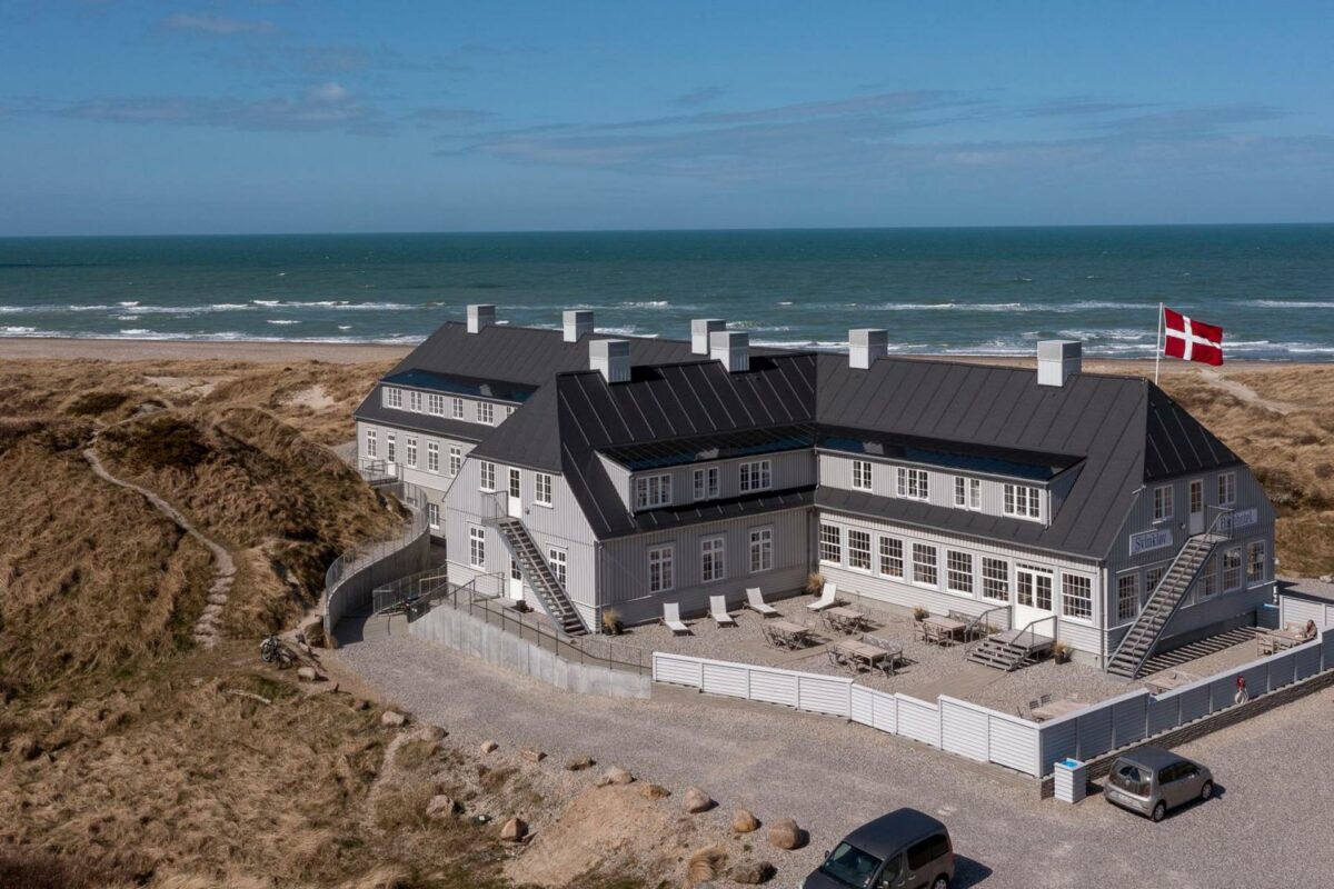 Det genopbyggede Svinkløv Badehotel kombinerer træ og beton så fint, at det nu indstilles til en pris for bæredygtig beton. Foto: Torben Eskerod.
