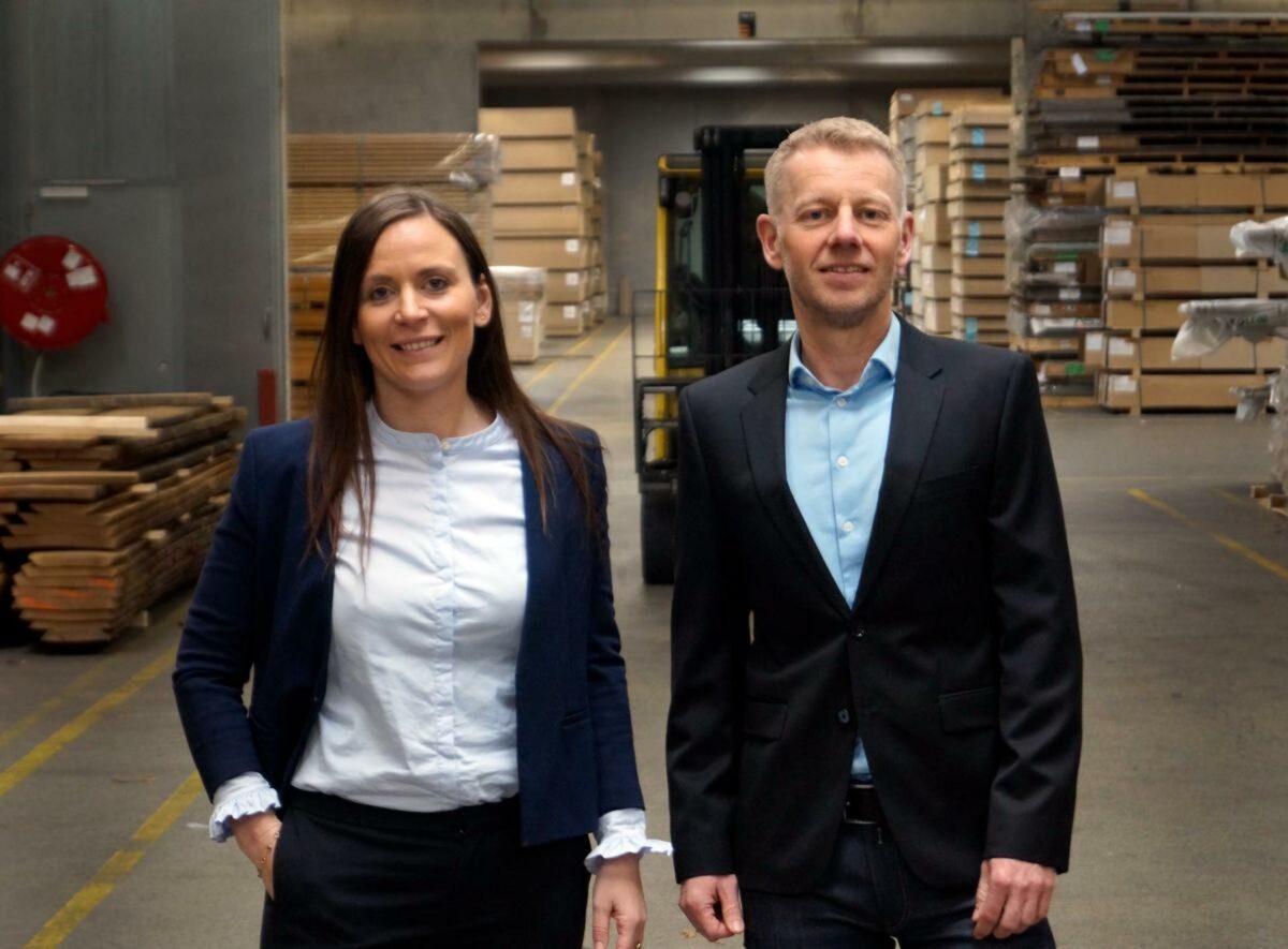 Mads Stenstrop og Camilla Hyldgaard kan se tilbage på et rekordår i trævirksomheden. Foto: Keflico.