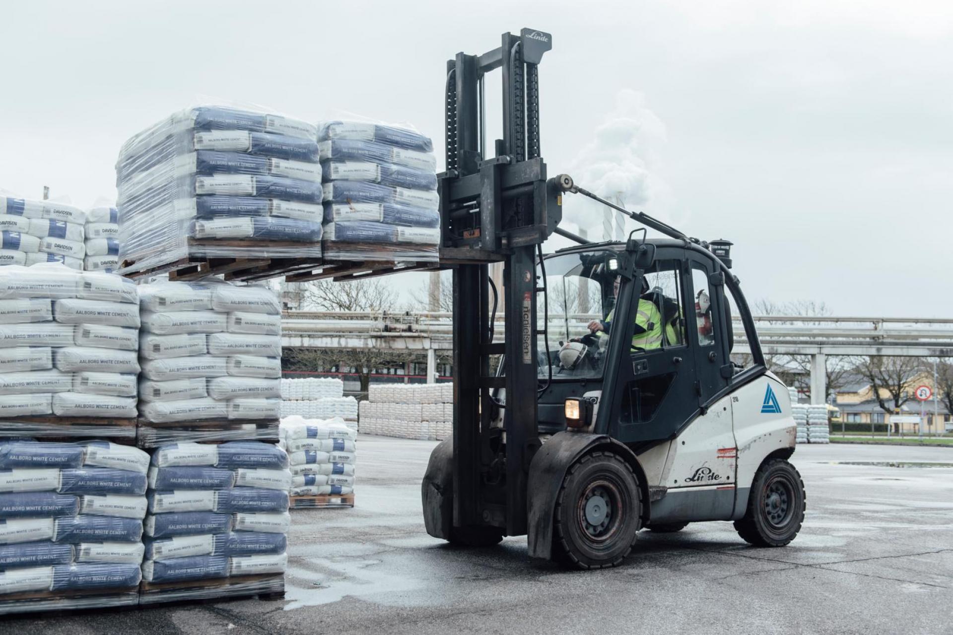 Cementproduktion udleder store mængder CO2 - og det skal bevæge sig mod nul, lyder meldingen fra grøn tænketank. Pressefoto.