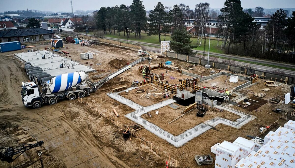 Betonbilerne ruller ind i Sønderborg, hvor industri skiftes ud med boliger. Foto: Jakob Lerche.