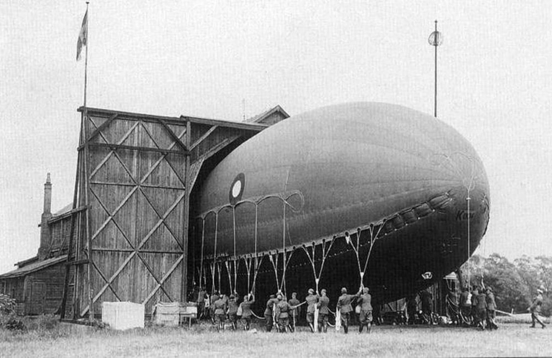 En observationsballon kunne lige lirkes gennem porten