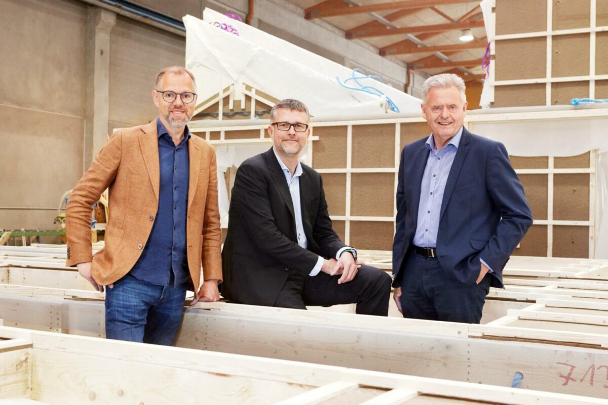 Holger C. Hansen til venstre, Thomas Raunsbæk i midten og Asbjørn Berge til højre. Foto: Nordic Wood Industries.