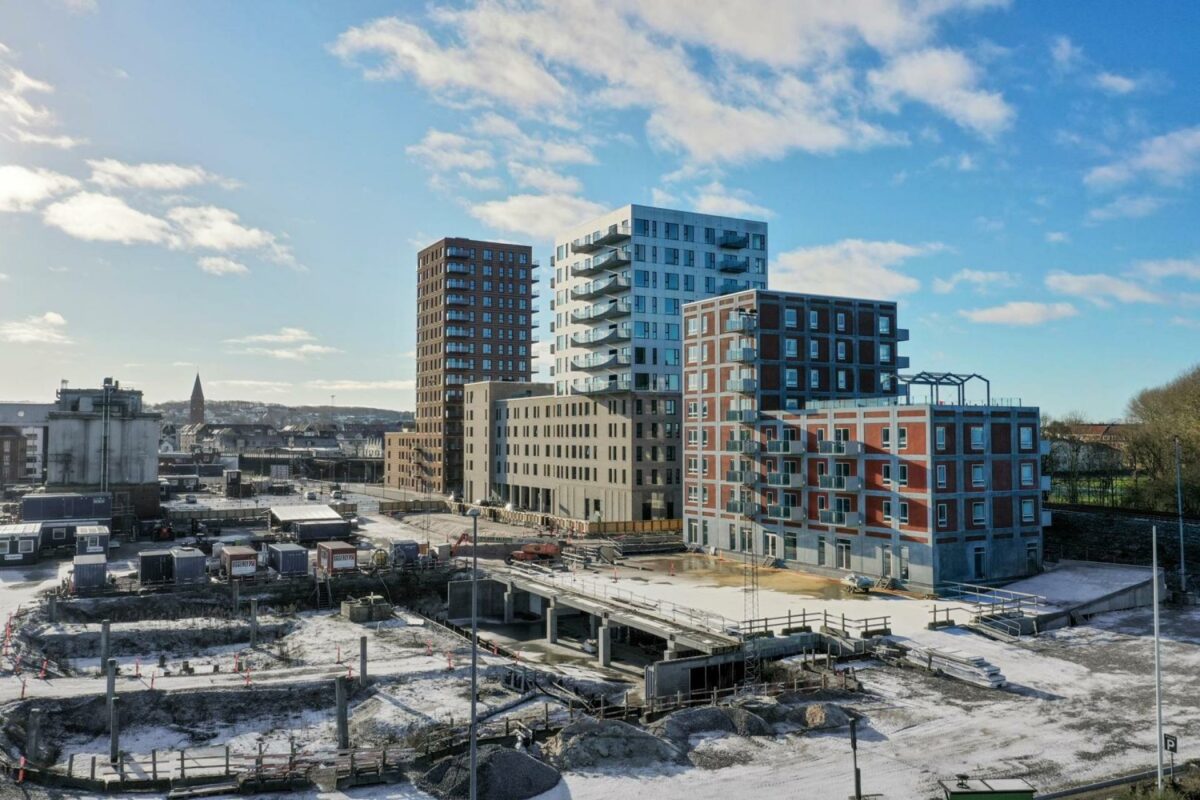 Nye moderne højhuse skyder op på den gamle Spritfabrikgrund i Aalborg. Pressefoto.