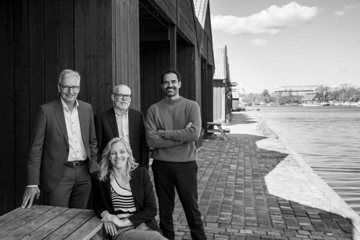 De fire partnere i KHR Architecture: Administrerende direktør Lars Kragh (tv.), teknisk direktør Henrik Danielsen, kreativ direktør Mikkel Beedholm og forrest kreativ direktør Janina Zerbe. Pressefoto.