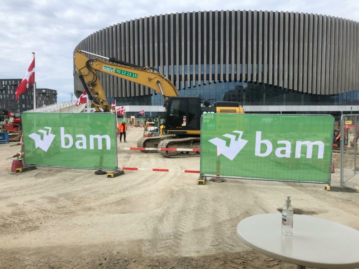 Blandt de skatte, fremtidige københavnere kan finde som en hilsen fra fortiden, hvis de graver i resterne af Arenakvarterets skole, er et mundbind, en annulleret billet til EM i fodbold og dagens avis. Foto: Bam Danmark.