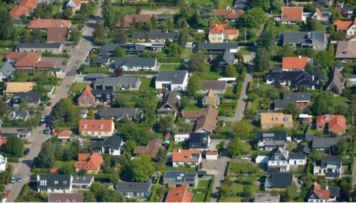Det er ikke i parcelhuskvarteret, man finder nøglen til at huse flere danskere i de større byer. Man skal i stedet kigge i højden. Foto: Nybolig.