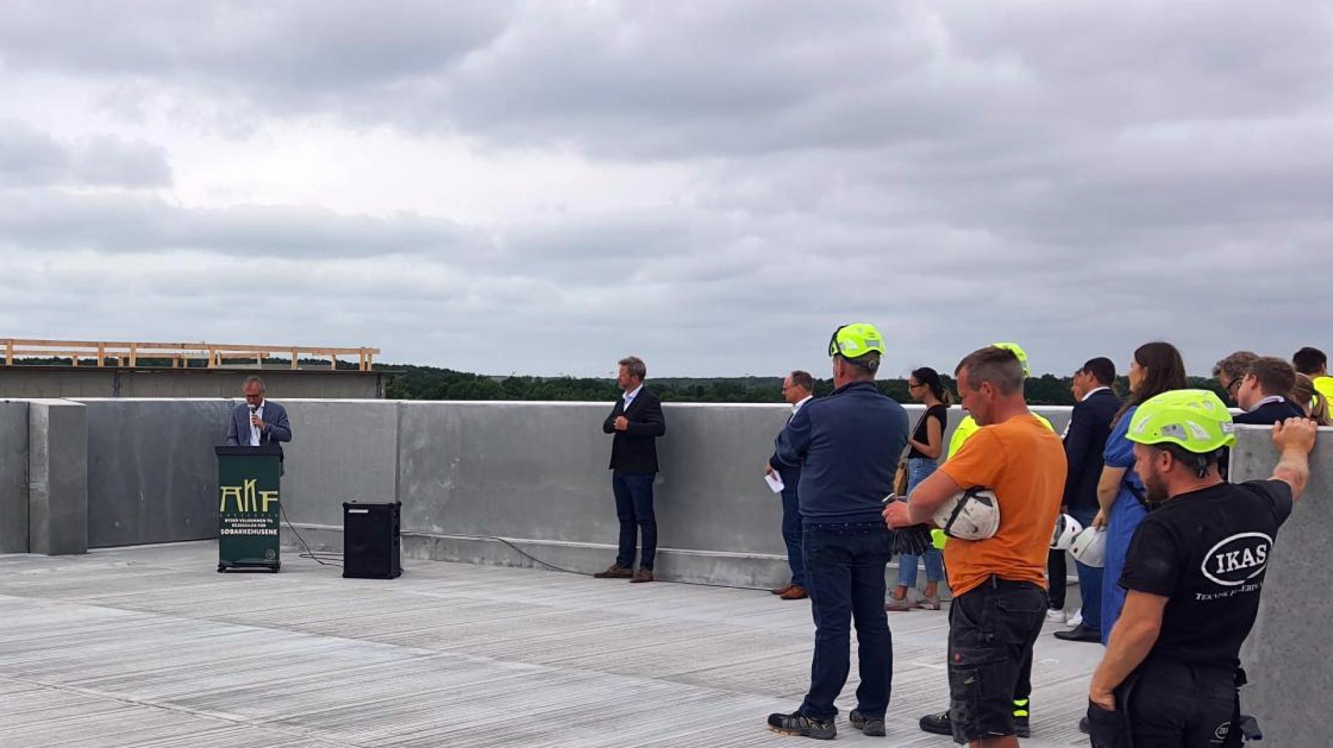 Håndværkerne blev behørigt fejret, da blandt andet borgmester Michael Ziegler hyldede dem for deres arbejde. Foto: Casa.