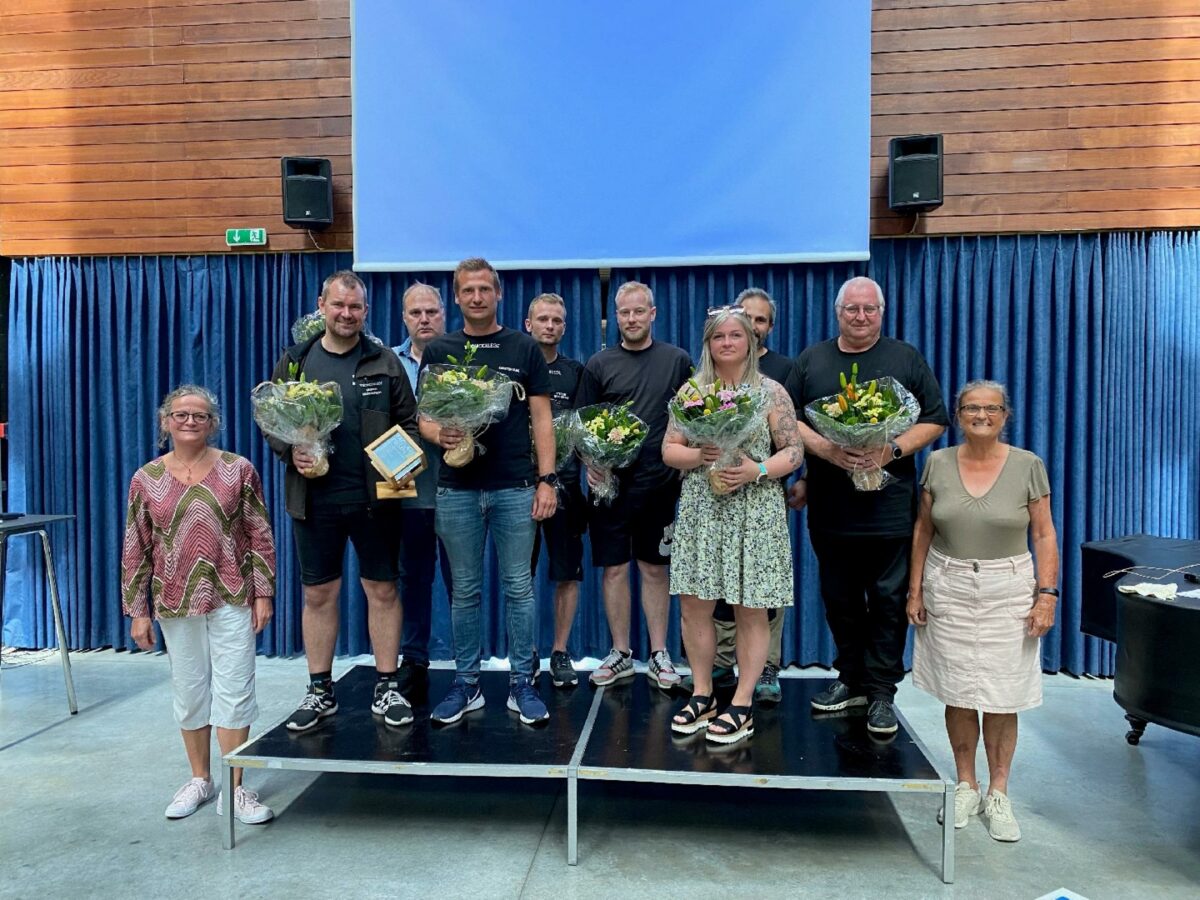 Teamet bag Grundforløb 1 på Tech College Aalborg sammen med Boligfonden Kubens direktør Sidse Buch og formanden for Uddannelsesforbundet Hanne Pontoppidan. Pressefoto.