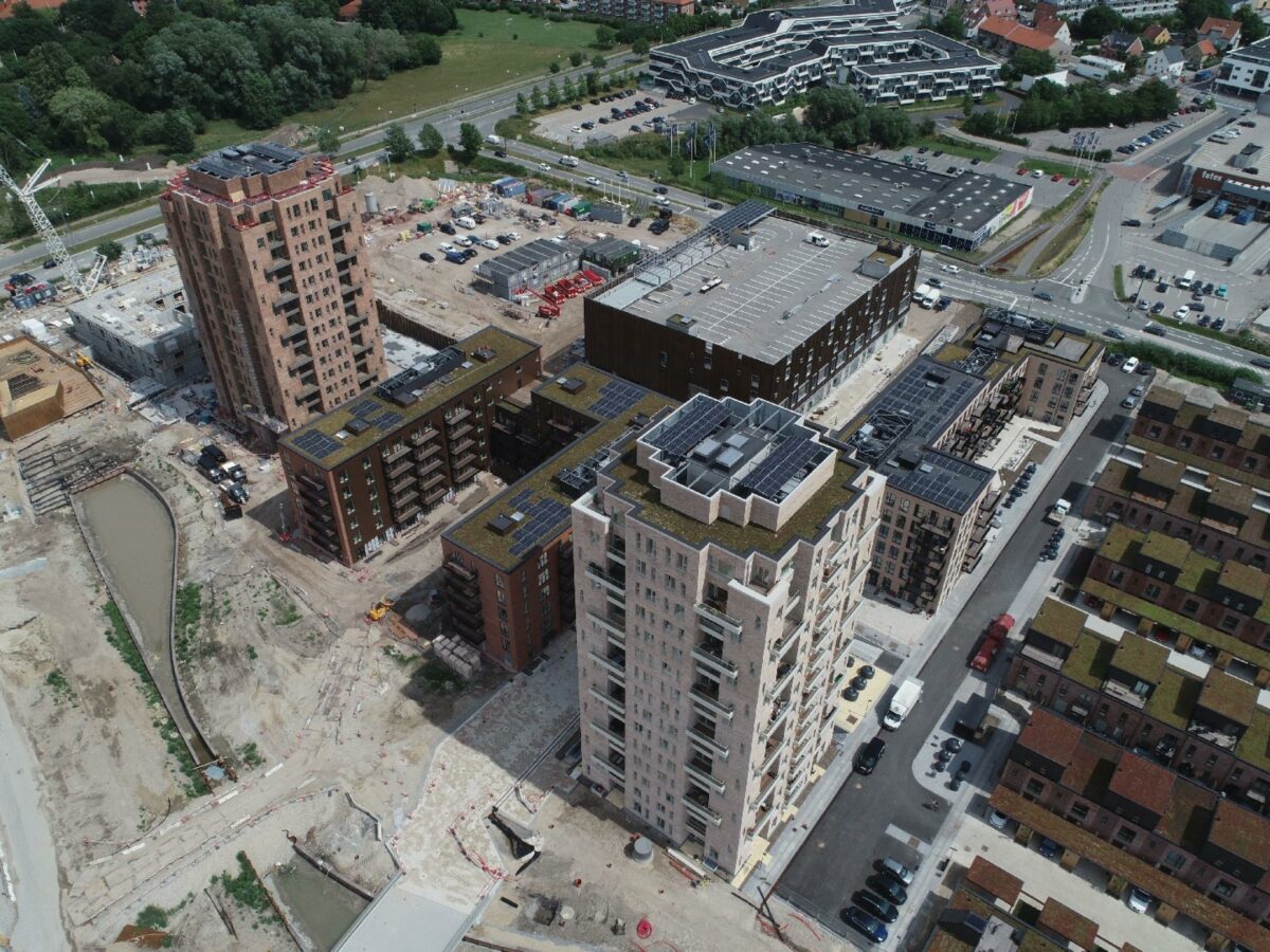 På gammel mosegrund, som her i Hillerød skal der funderes godt, hvis ikke husene skal styrte sammen. Pressefoto.