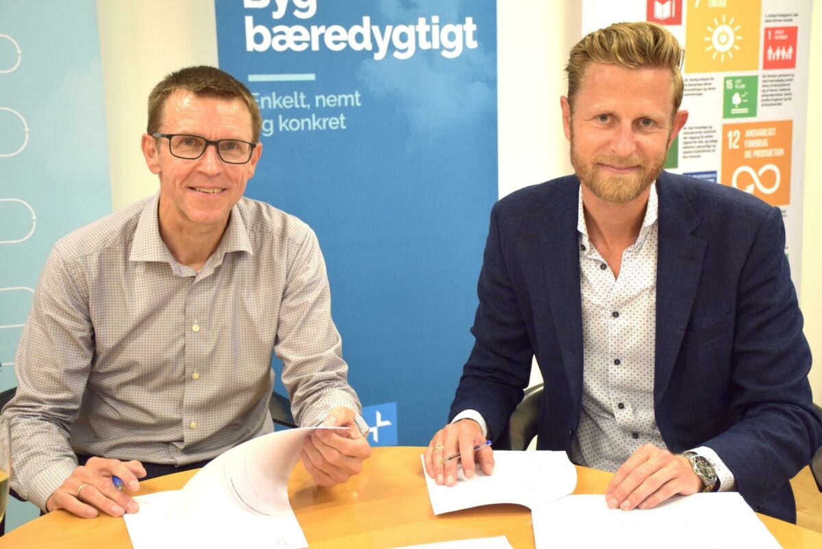 Et nyt investornetværk, Propterty Tech Investors ApS, støtter op om Frame - her direktør for netværket Per Andersen (th) og Jesper Ring, CEO Frame. Foto: Pressefoto.