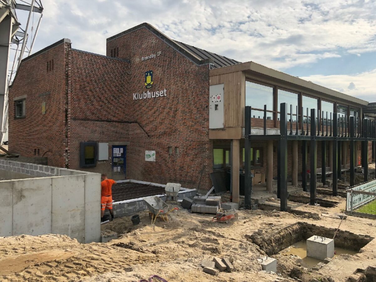 Det nye klubhus til klubbens 1.200 fodboldspillere forventes færdigt før tid.
