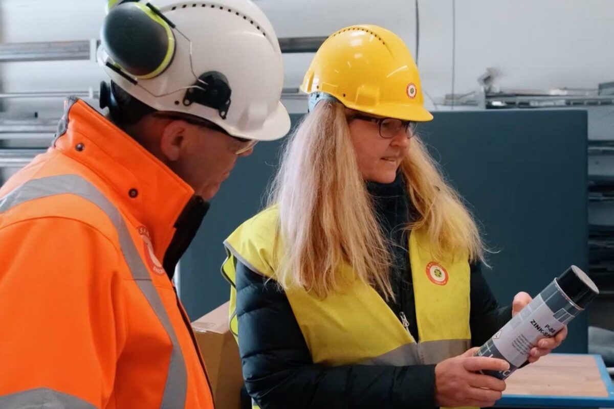 Hvert år ender et stort antal danskere på hospitalet med skader som følge af en arbejdsulykke, herunder skader forårsaget af kemiske produkter.