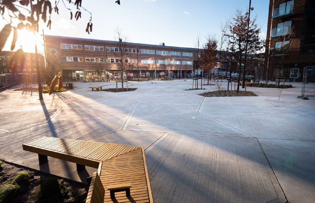 Foruden en busterminal rummer den nye plads en opholdsplads, aktiviteter og udeservering fra cafe/restaurant. Foto: Ballerup Kommune.