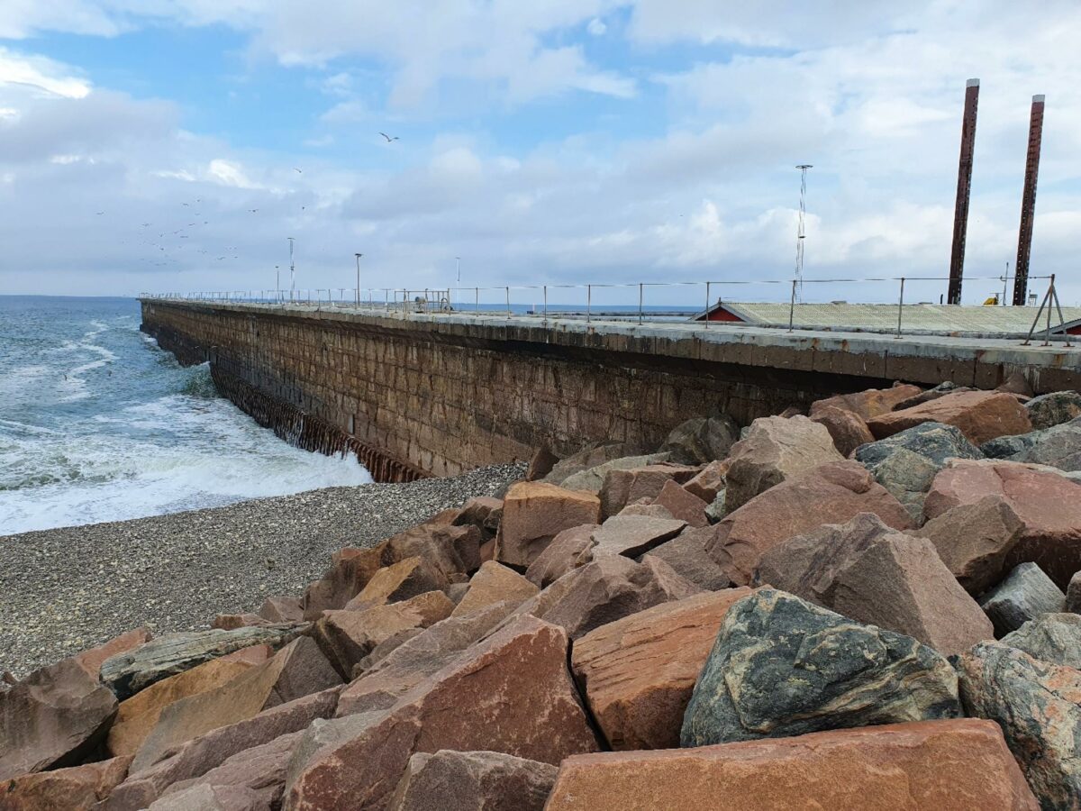 Det er anlæg som denne indermole i Hanstholm Havn, som Swecos eksperter skal undersøge tilstanden og levetiden for. Foto: Sweco.