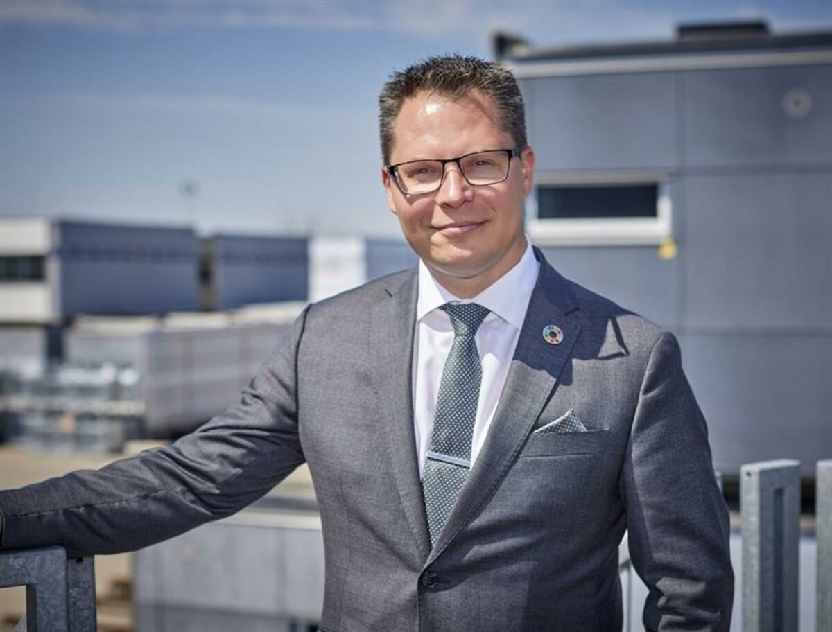 Henrik Rydiander, administrerende direktør for Adapteo Danmark, er stolt over, at virksomheden kan kalde sig certificeret eliteleverandør til det offentlige. Pressefoto.