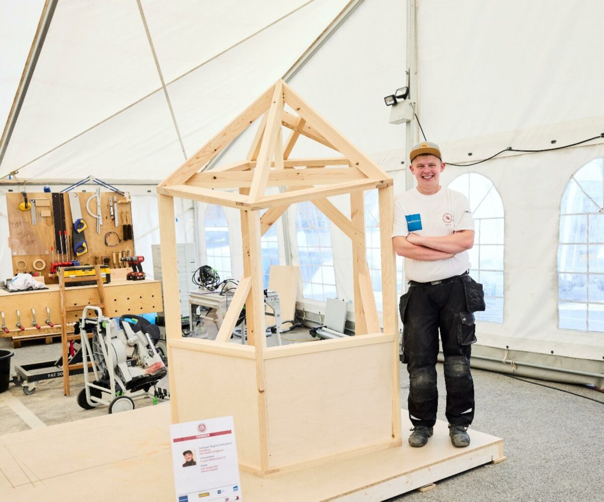 Matthias Stenholdt Lindgreen ved den trækonstruktion/opgave, som de fire lærlinge havde tre dage til at færdiggøre bedst muligt. Foto: Jonas Pryner Andersen.