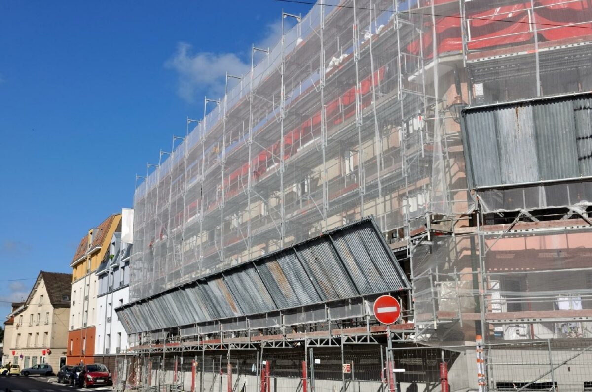 Landets almene boliger står overfor mange renoveringer, det kan skabe job til mange af boligselskabernes beboere. Foto: Colourbox.