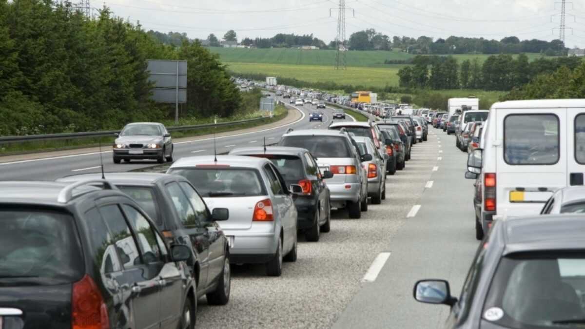 Gennemsnitlig kører 57.800 biler og lastbiler hver dag via Hillerødmotorvejen gennem Furesø Kommune. Genrefoto: Getty Images.