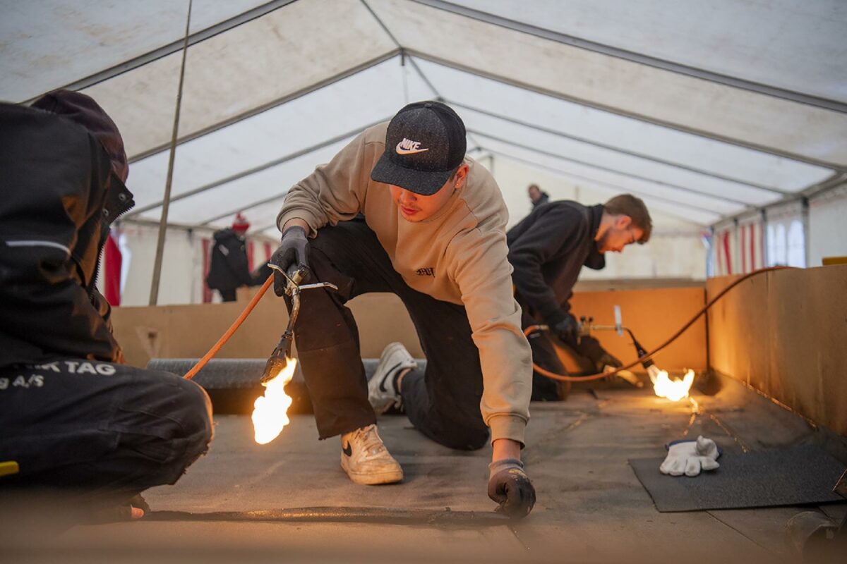 På et trainee-forløb hos Phønix Tag Materialer får unge ledige en mulighed for at få en fod inden for på arbejdsmarkedet. Foto: Pressefoto.