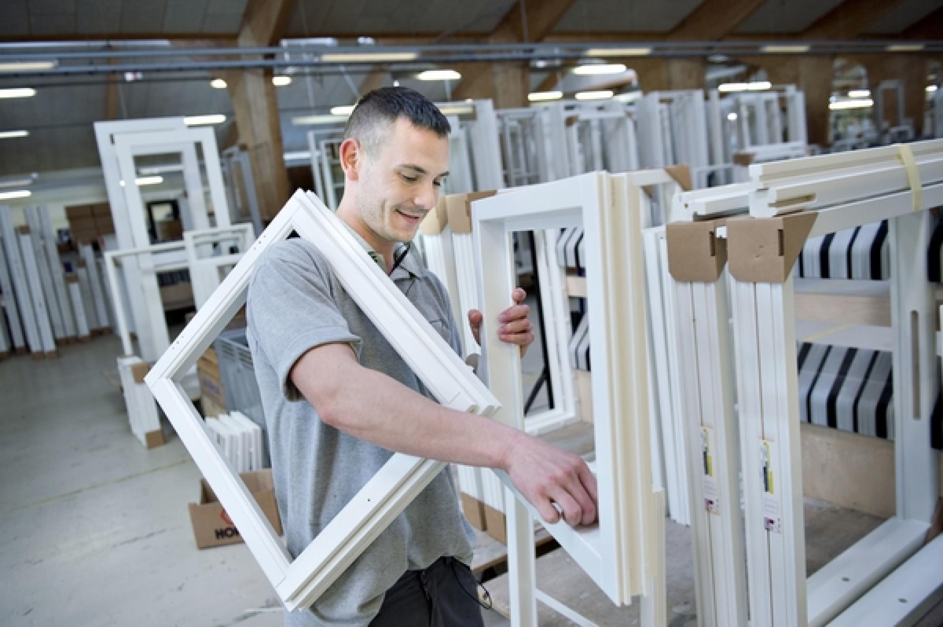 Et setup med treholdsskift kræver meget af både logistik, ledelse og medarbejdere, lyder det fra Outline Vinduer. Foto:  Lars Horn / Baghuset.