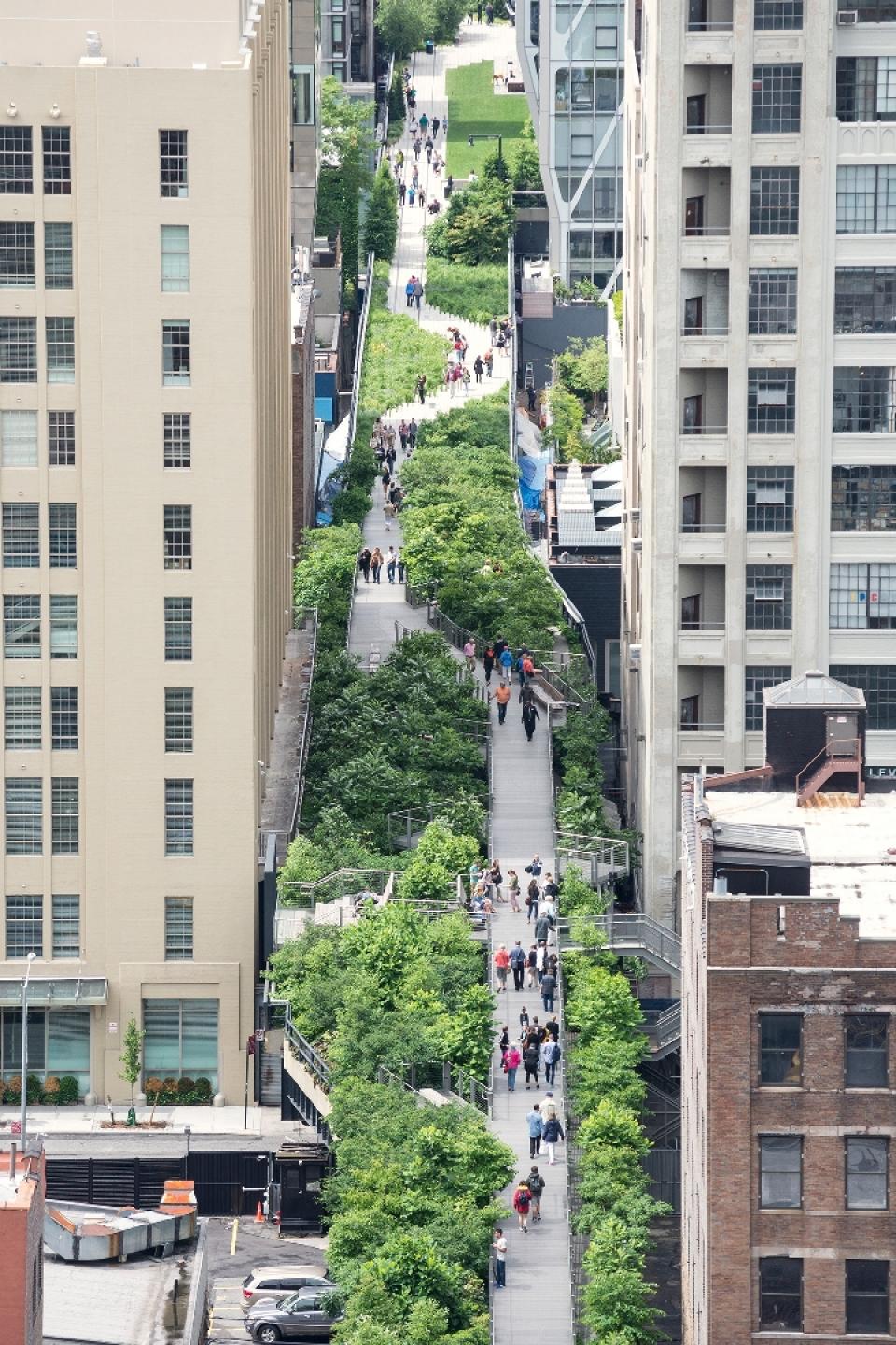 The High Line er en forladt højbane, som er omdannet til bypark i 3. sals højde.