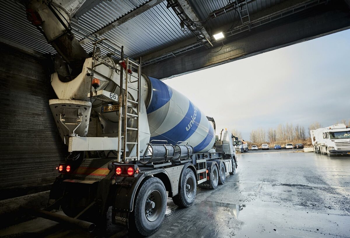 Betonproducenten Unicon ar købt 13 nye HVO-lastbiler, så det bliver en anelse grønnere at flytte beton. Foto: Jakob Lerche.