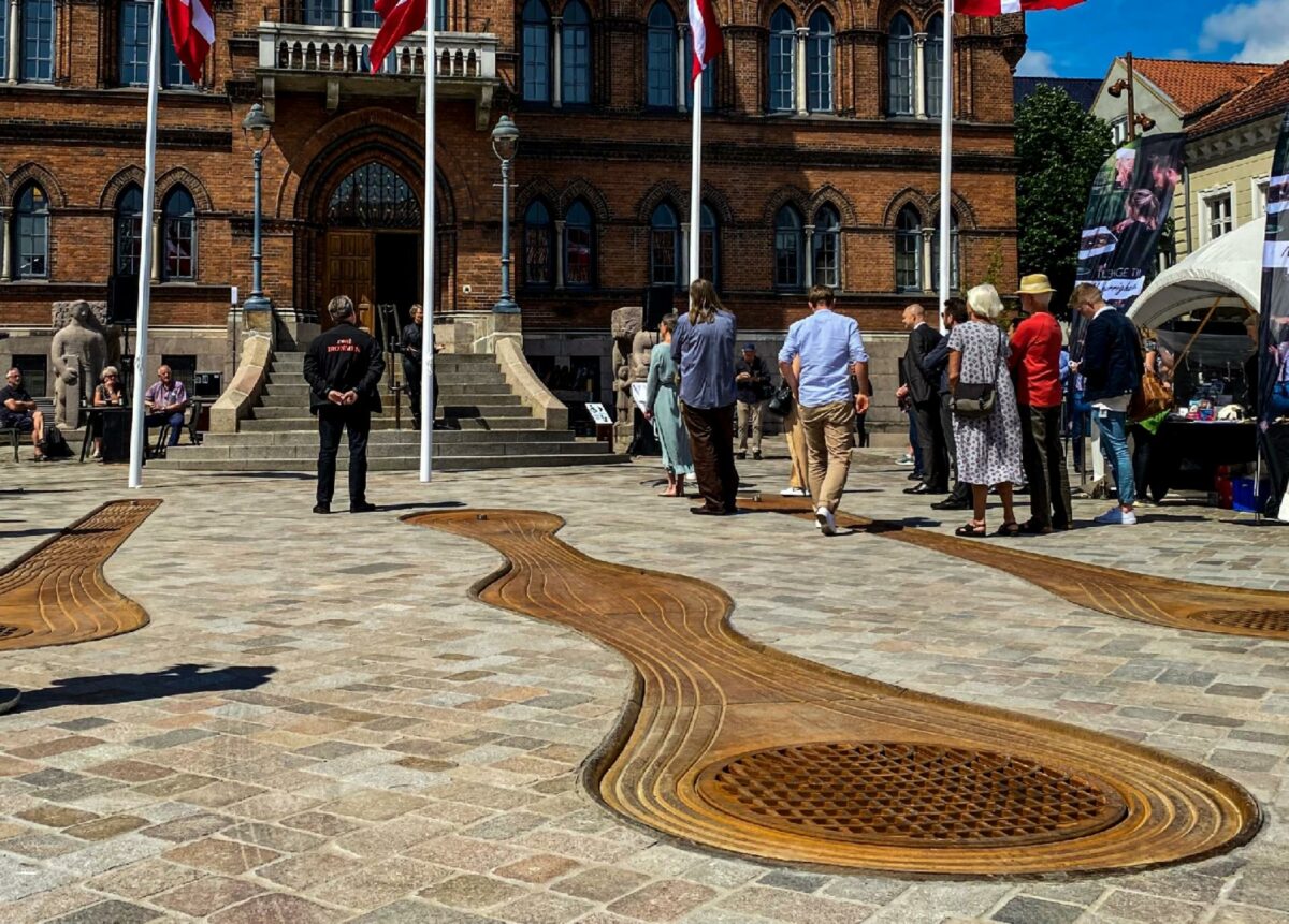 Tre aflange spejlbassiner er smukt integreret i granitbelægningen på Rådhustorvet i Vejle. Foto: Vejle Kommune.