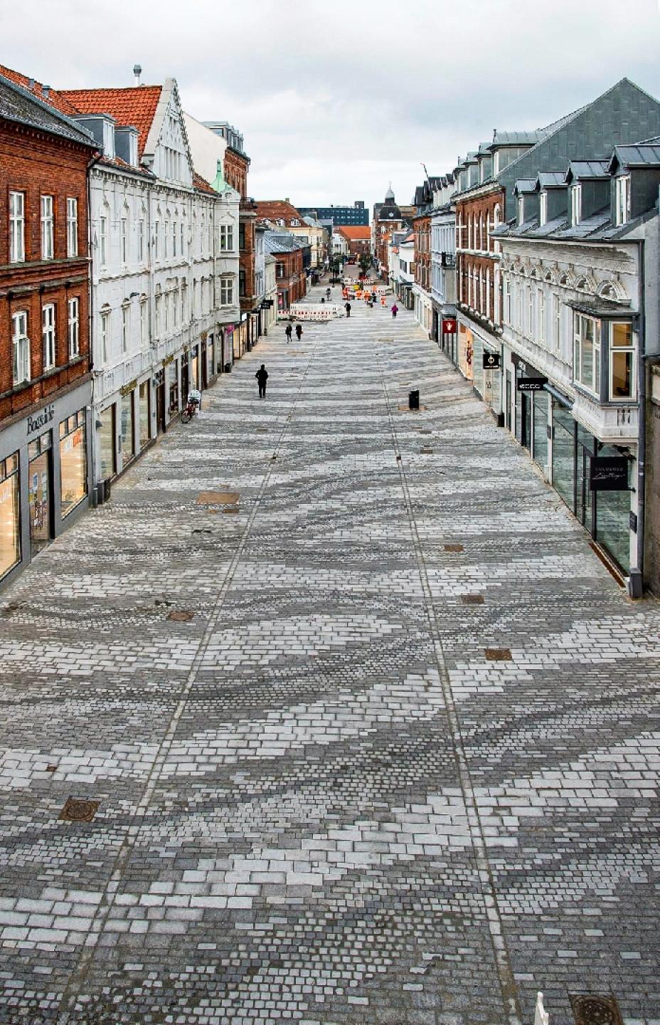 Granitbelægningen i Kongensgade i Esbjerg er en fortolkning af Vadehavets mønstre af strømribber i sandbunden. Foto: Esbjerg Kommune.