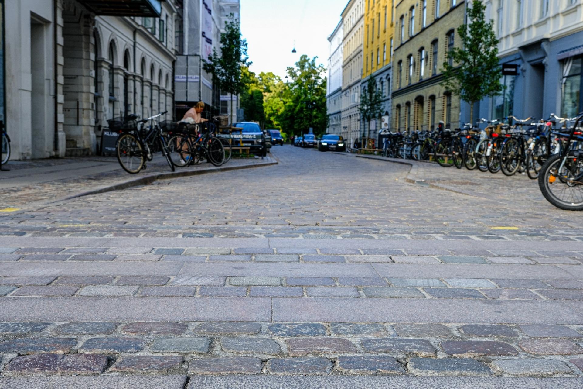 I Linnésgade og i Rømersgade i Indre København er asfalten blev skrællet af og knap 1.200 m2 brosten er blevet genbrugt. Foto: Klaus Hybler.