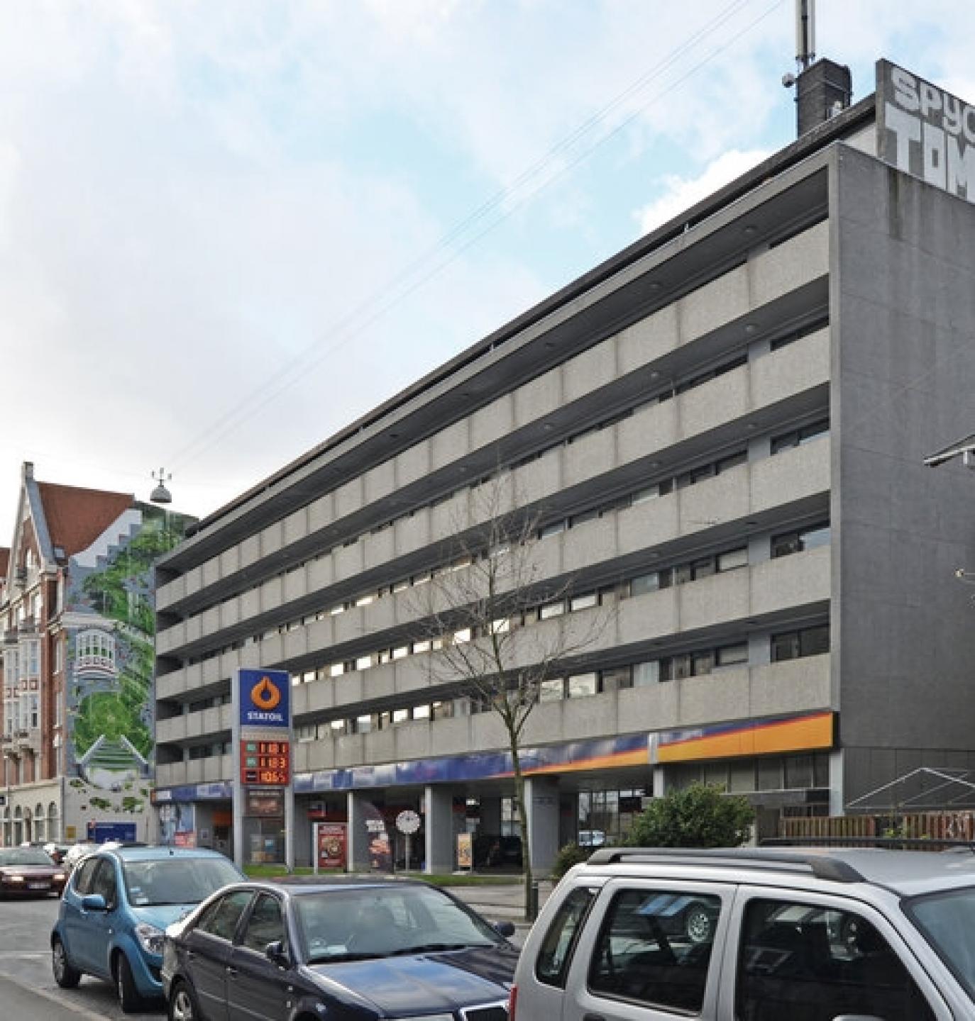 Inden renoveringen var bygningen blandt de mindst vellidte på Frederiksberg og blev af beboerne selv kaldt Frederiksbergs grimmeste facade. Foto: Tegnestuen Lokal.