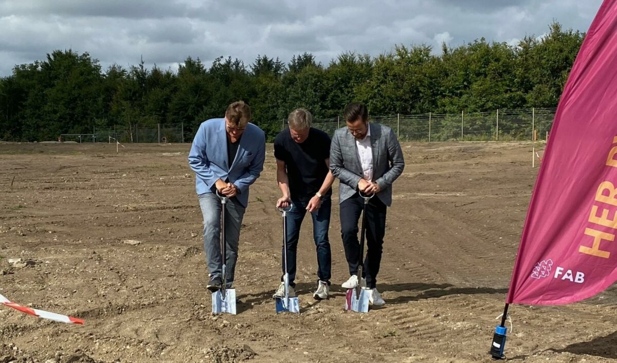 Første spadestik blev markeret af (fra venstre) Karsten Hjarsø, Jensen Gruppen, Erling Nielsen, Formanden fra FAB, og Odense borgmester Peter Rahbæk Juel.