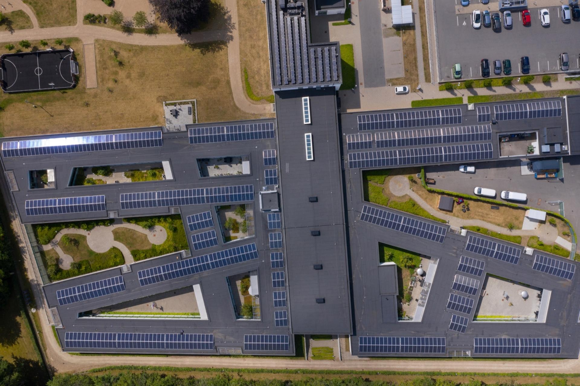 El:Con løst en totalentreprise for Region Syd, der handlede om at opsætte 12.000 kvm. solceller på sygehusbygninger i Kolding, Esbjerg og Aabenraa samt psykiatrisygehuse i Aabenraa og Esbjerg (bill.) Foto: Solplus.