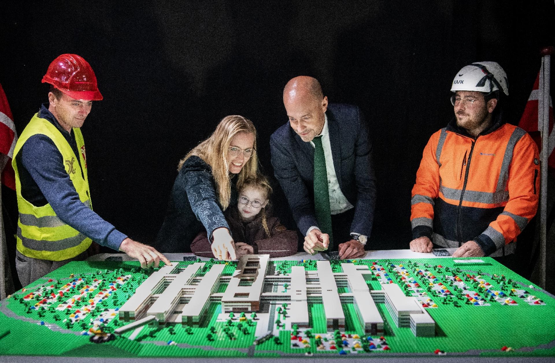 Regionsrådsformand Stephanie Lose, patient på OUH 9-årige Silje samt sundhedsminister Magnus Heunicke sætter de sidste klodser på en LEGO-model af det nye OUH. Foto: Maria Tuxen.