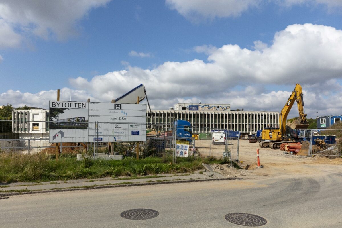 På Bytoften i Aarhus er Færch & Co. i gang med at transformere et tidligere kontorhus til 47 almene boliger. Pressefoto.