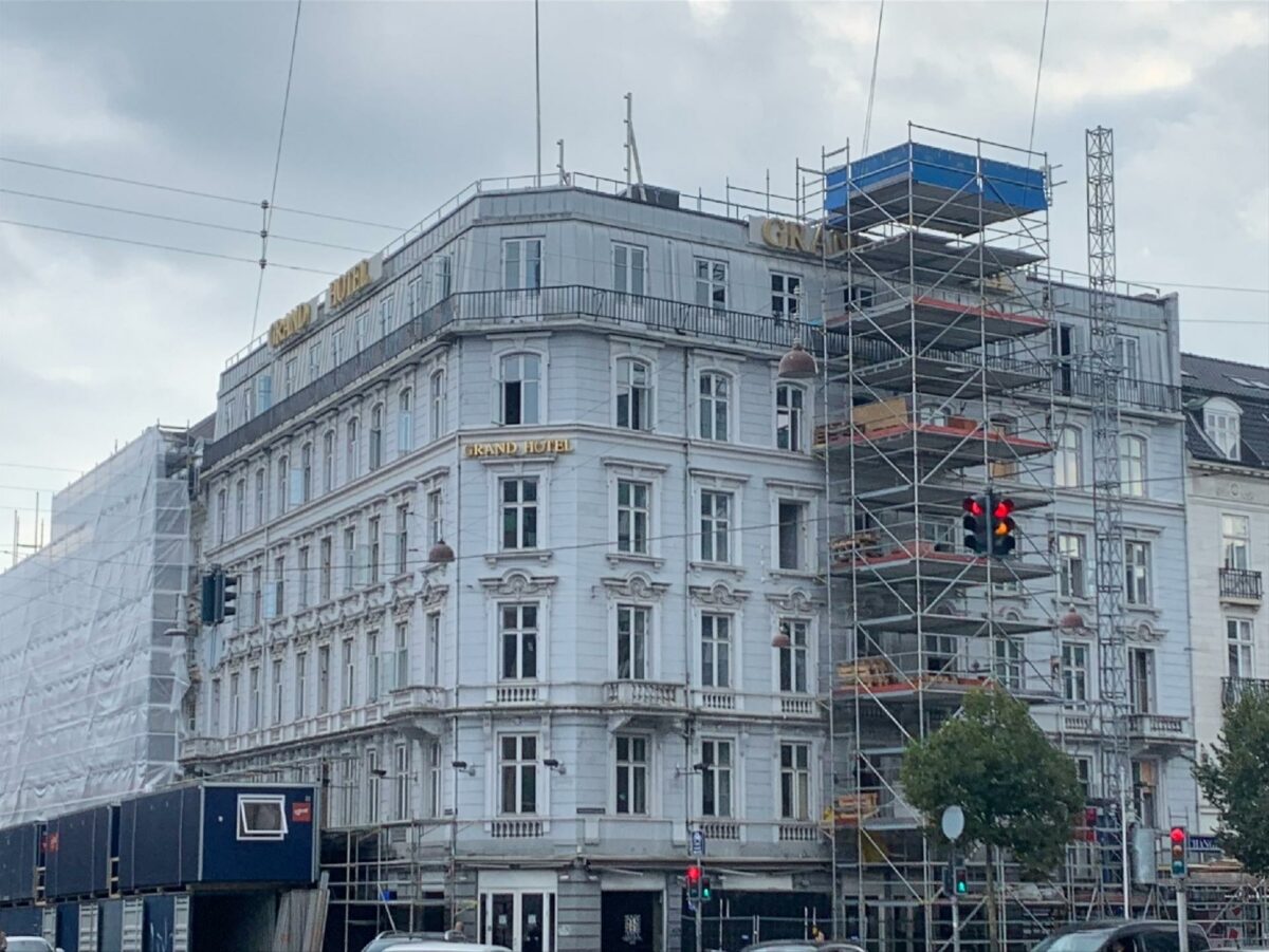 Grand Hotel lige ved Københavns Hovedbanegård har i 127 år slået dørene op for gæster.