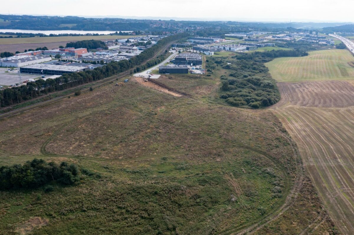 Langs motorvejen i det Østjyske håber Skanderborg Kommune på, at private erhvervsdrivende vil byde ind på byggeri. Foto: Per Bille.