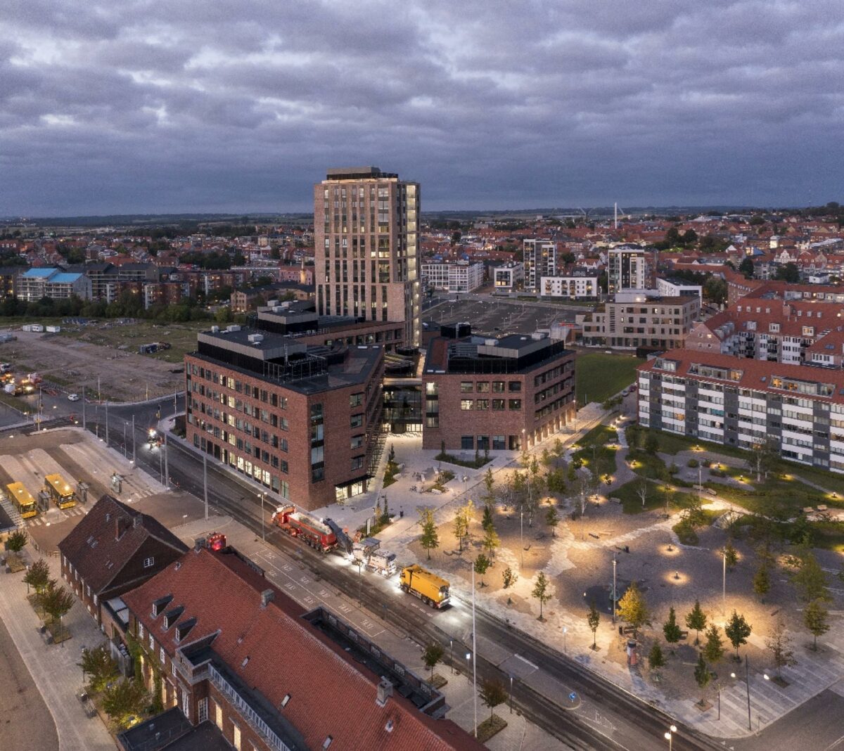 VIA University College, Campus Horsens er etableret centralt i byen i direkte relation til banegården, byens rekreative rum, Vitus Beringspark, og det nye Construction Center Denmark. Foto: Adam Mørk.