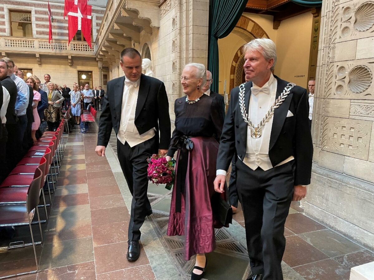 Ved overrækkelsen blev modtagerne ønsket tillykke af H.M. Dronningen. Foto: Tekniq Arbejdsgiverne.