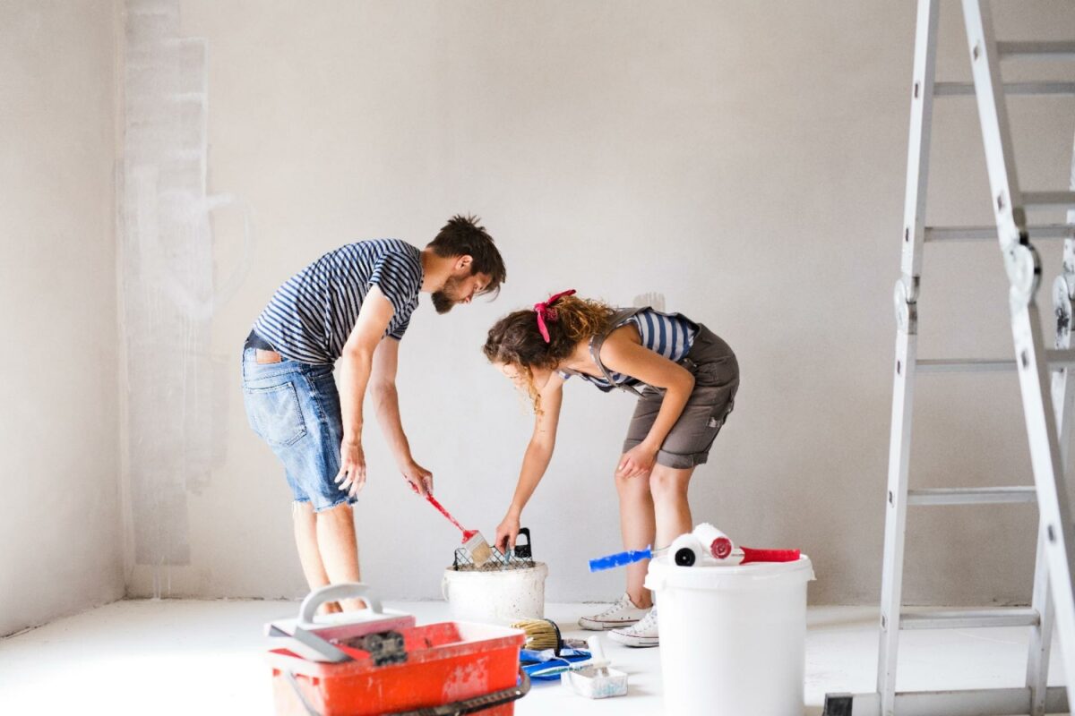 Ungt par renoverer ny bolig - blandt danskerne er der et øget fokus på bæredygtighed. Foto: Colourbox.