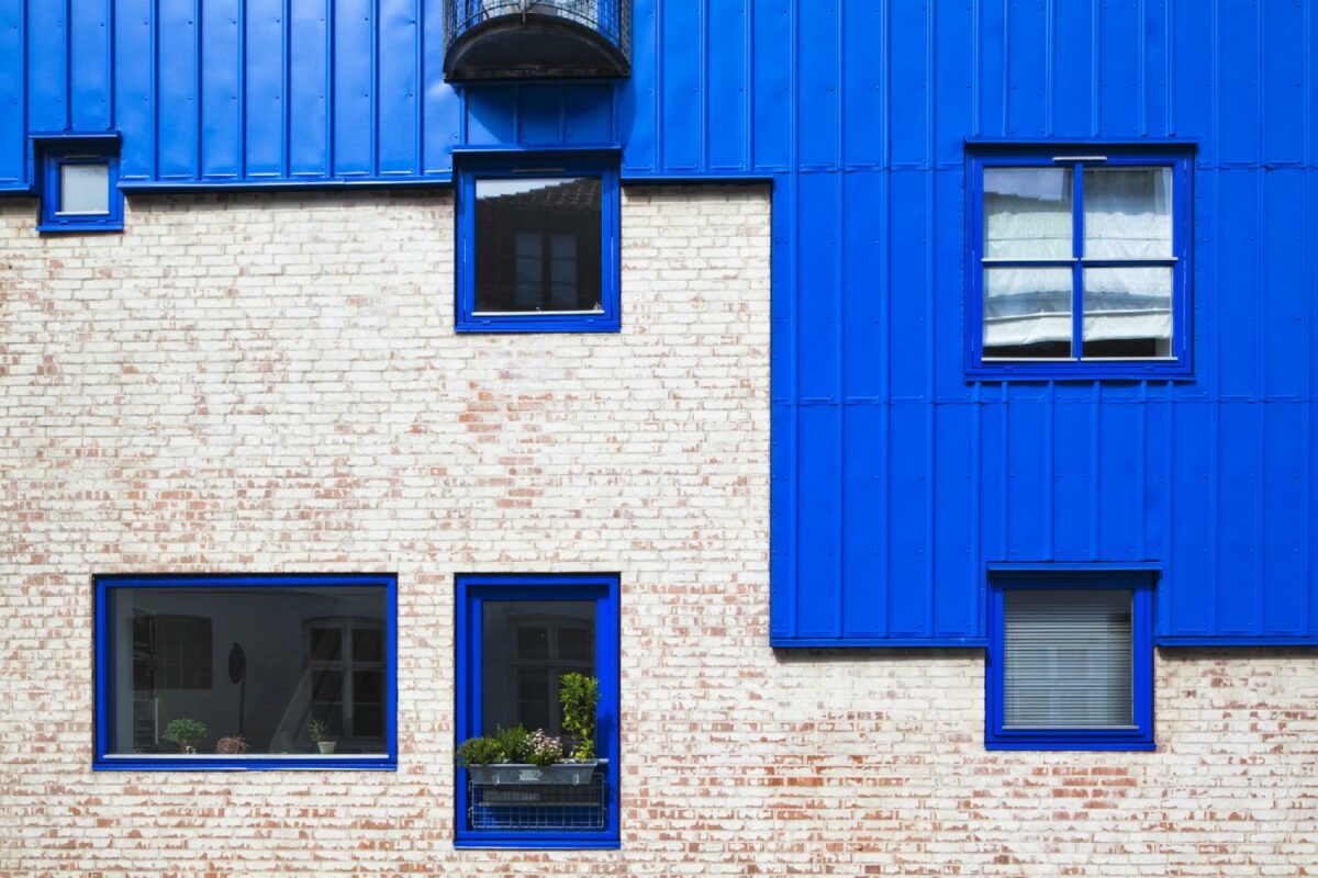 Regeringens boligudspil lægger blandt andet op til, at det skal være nemmere at ombygge og opkøbe eksisterende erhvervsejendomme som hoteller og udlejningsejendomme til almene boliger. Foto: Getty Images.