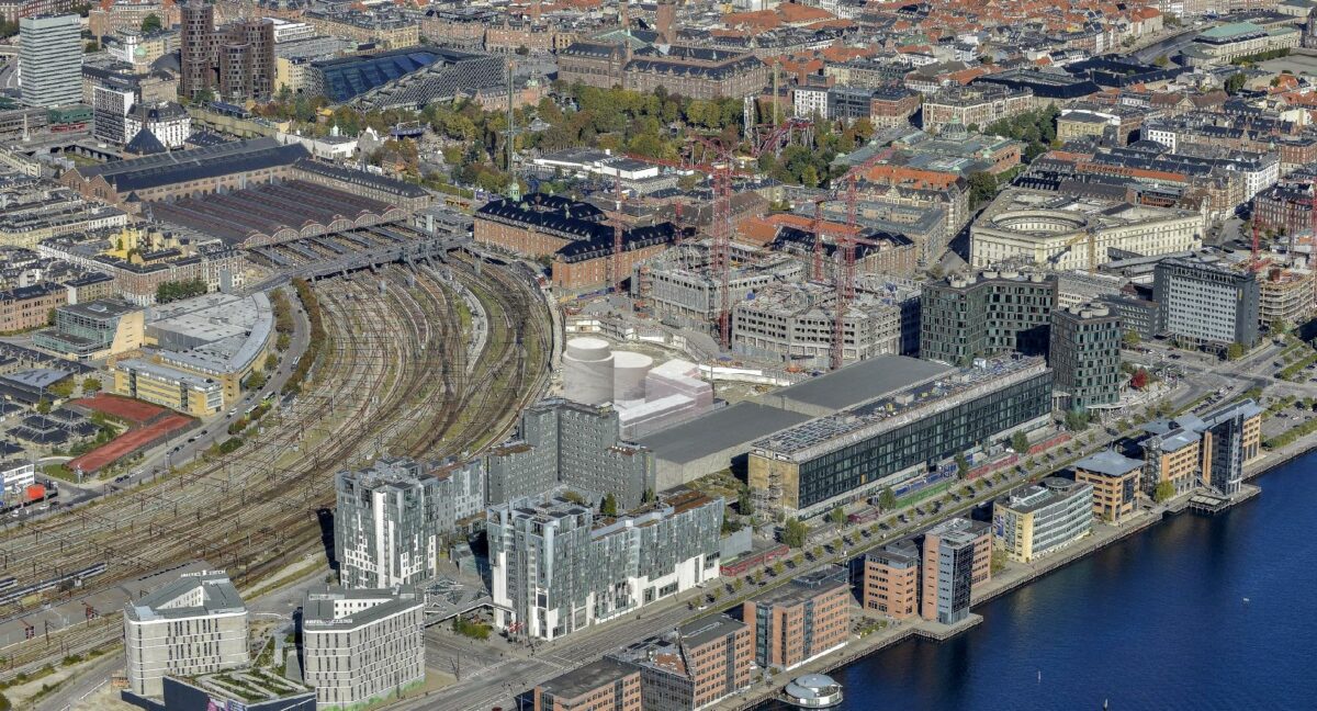 I hjertet af København, på den gamle postgrund, skyder Postbyen op med hele 235.000 etagemeter byggeri.