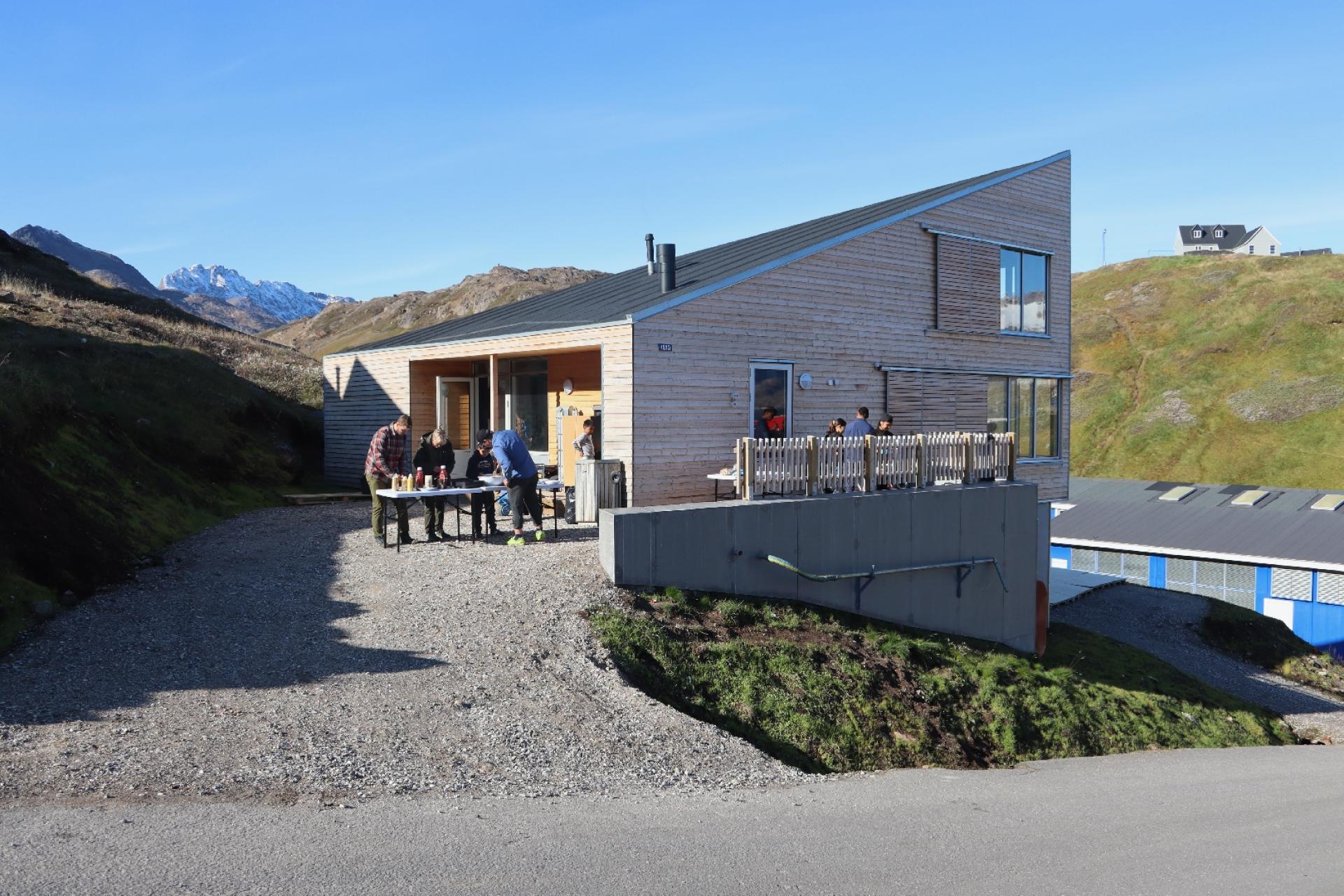 Huset er for 14-34-årige unge, og østgrønlandsk madkultur, dans, hjemmelavede harpunspyd, isfiskeri og hundeslædeture er en del af programmet i huset, der er 280 m2 inklusive terrasse. Foto: Lokale og Anlægsfonden.