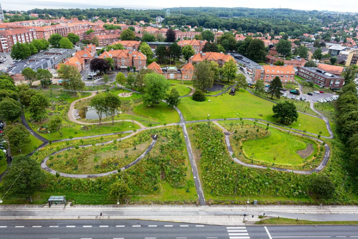 Parken ved MarselisborgCentret er ét blandt flere klimatilpasningsprojekter i og omkring Aarhus. Parken er resultatet af et samarbejde mellem MarselisborgCentret, Region Midtjylland, Aarhus Kommune, Aarhus Vand samt Realdania og A.P. Møller Fonden. Foto: Thomas A. Christensen.