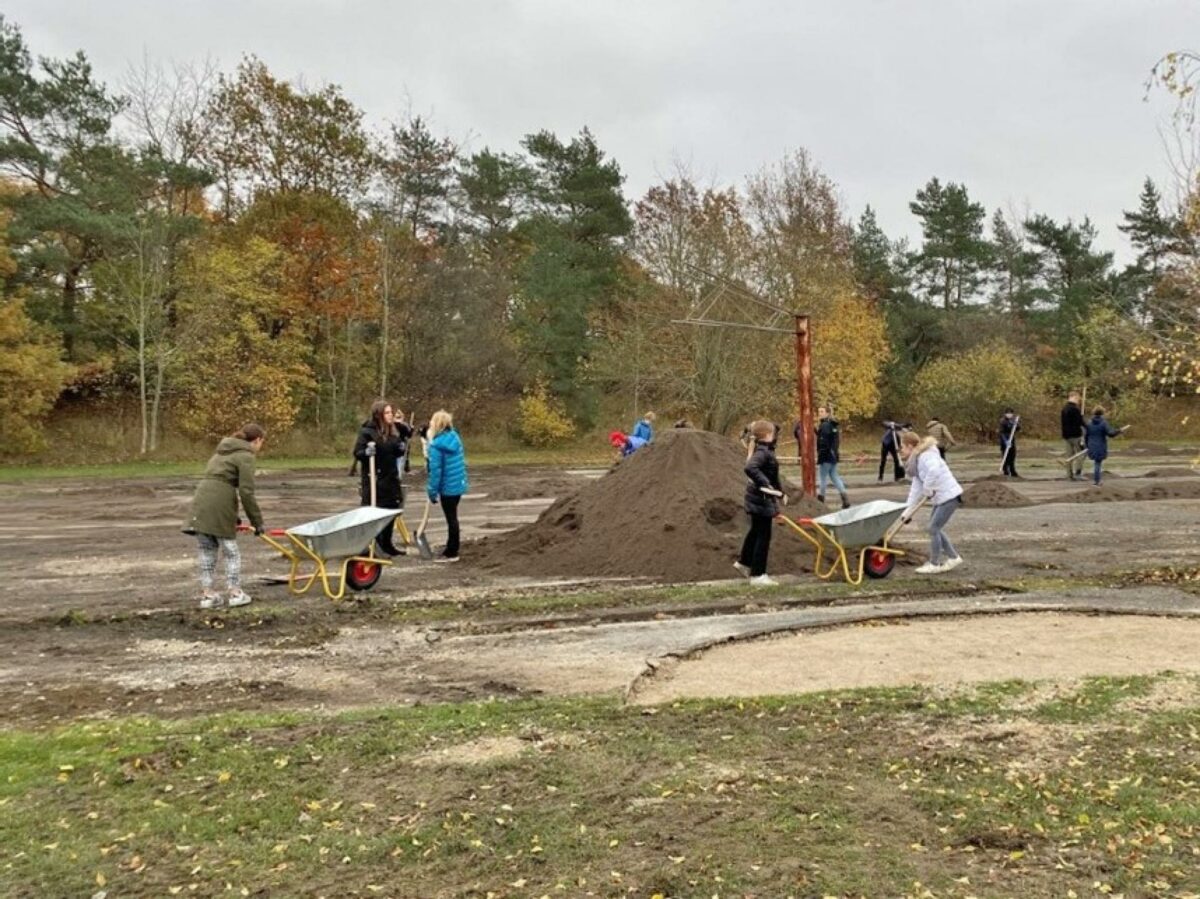 I år er det elever fra Lindehøjskolen og Herlev Byskole afd. Eng, der skal være med til at forbedre deres skoles udearealer.