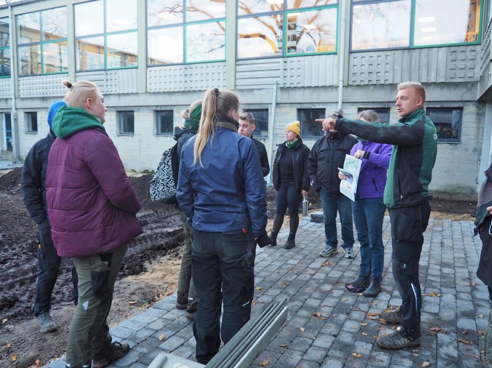 OKNygaard leverer materiel og afsætter 6-8 mand til at forberede, afholde og afslutte projektet. Hele forløbet tager cirka seks uger.