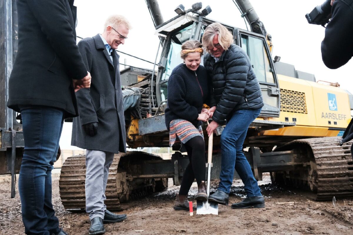 Direktøren for Fonden for Håndværkskollegier, Kristian May, tog det første spadestik sammen med medlem af den oprindelige udviklingsgruppe, Ida Iver.