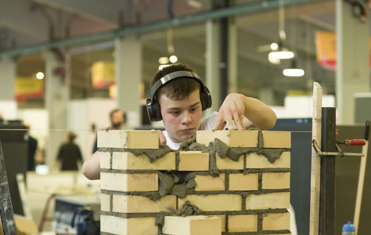 Når EuroSkills for unge faglærte afholdes i MCH i Herning i 2025, forventes 80.000-100.000 tilskuere at følge de op mod 700 unge talenter fra mindst 30 nationer, der vil konkurrere inden for håndværk, industri og service.  Foto: Per Daugaard