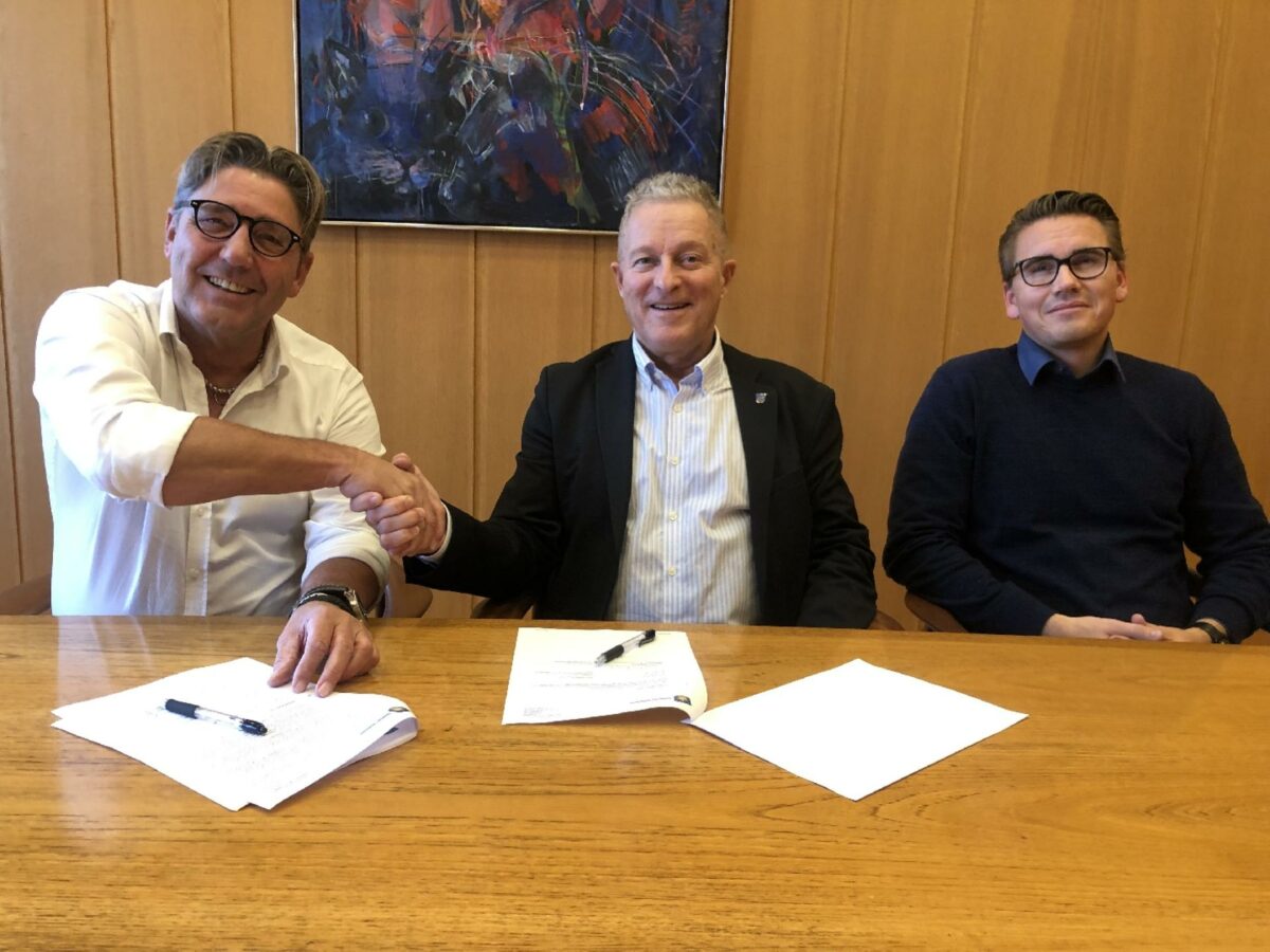 Adm. direktør Hans Erik Jensen, borgmester Kent Magelund og salgs- og tilbudschef Anders Lunddal Mehlsen ved kontraktunderskrivelsen på Brøndby Rådhus.